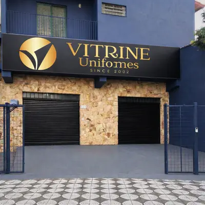 Fachada da loja Vitrine Uniformes com letreiro dourado