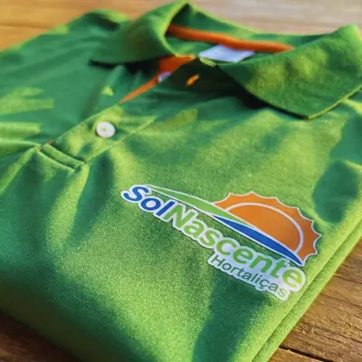 Camisa polo verde com logo estampado
