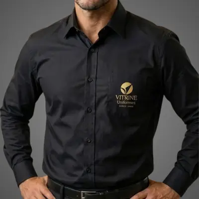 Camisa social preta com logo bordado