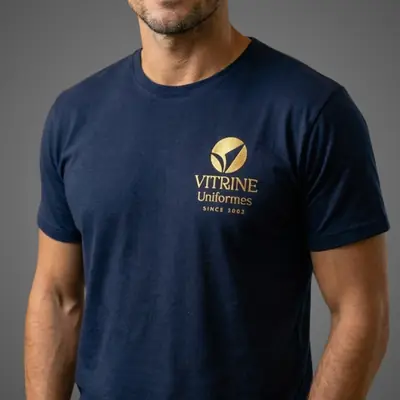 Camiseta azul-marinho com logo da Vitrine Uniformes