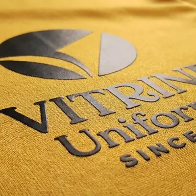 Logo aplicado em DTF sobre tecido amarelo